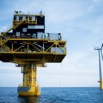 Umspannstation auf hoher See: Netzanbindung von Offshore-Windparks soll besser koordiniert werden.