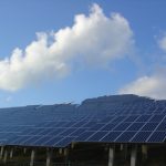 Solarkraftwerk auf einem ehemaligen Müllberg in Bayern: Das Umweltministerium NRW hat eine Broschüre zu Photovoltaikanlagen auf Deponien veröffentlicht.
