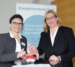 Energieministerin Anke Rehlinger (r.) schaltet gemeinsam mit Professor Dr. Martina Klärle