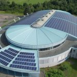 Auf dem Dach der August-Schärttner-Halle in Hanau wurde eine Photovoltaikanlage mit über 400 Kilowatt Leistung installiert.