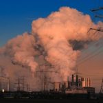 Konventionelle Energieträger belasten Verbraucher und Gesellschaft weitaus stärker als erneuerbare Energien.