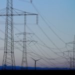 Die Bundesnetzagentur schlägt im Evaluierungsbericht zur Anreizregulierung der Strom- und Gasnetze Verbesserungen vor.