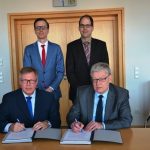 Vertreter von Stadt und Energieversorgung Limburg (EVL) unterzeichnen den Vertrag