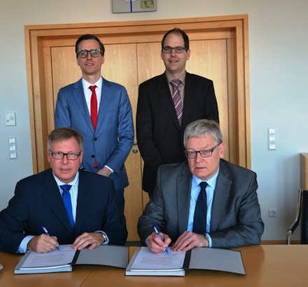 Vertreter von Stadt und Energieversorgung Limburg (EVL) unterzeichnen den Vertrag
