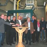 Die Projektbeteiligten nehmen das neue Biomasse-Heizkraftwerk in Schnellingen offiziell in Betrieb.
