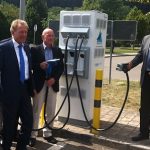 Während der Kaffeepause lädt das Elektrofahrzeug auf: Das ist jetzt an der Tank- und Rastanlage Gruibingen an der A8 möglich.