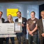 Mit der Auszeichnung Klima kommunal 2016 erhält der Kreis Lüneburg einen Scheck über 4.000 Euro.