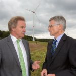 Baden-Württembergs Umwelt- und Energieminister Franz Untersteller (links im Bild) und MVV-Vorstandschef Georg Müller nehmen Windpark in Betrieb.