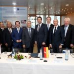 Niedersachsens Wirtschaftsminister Olaf Lies (Bildmitte)