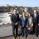 Freude über den Kooperationsvertrag: Energieversorger REWAG bietet künftig Strom aus Regensburger Wasserkraft an.