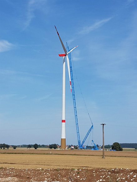Kurz vor Fertigstellung: der Windpark Stadelhofen Titting im Landkreis Eichstätt.
