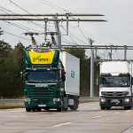 Der E-Highway versorgt Lkw über eine Oberleitung mit Strom.