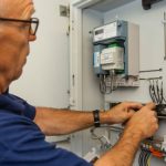 Montage eines Intelligenten Messsystems im Rahmen des Feldtests 3 von EnBW und NetzeBW.