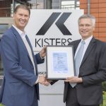 Klaus Kisters (r.) nimmt das Zertifikat von Ralph Freude