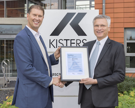 Klaus Kisters (r.) nimmt das Zertifikat von Ralph Freude
