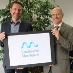 Geschäftsführer Albert Lopez (r.) und Vertriebschef Mario Sagner präsentieren das neue Logo der Stadtwerke Meerbusch.