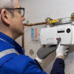 Feldtest in Rheinstetten: Montage eines intelligenten Gaszählers.