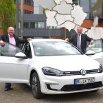 Landrat Dr. Ralf Niermann (rechts) und Frank Breitenfeld mit einem der neuen Elektroautos des Kreises Minden-Lübbecke.