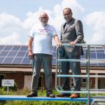 Freibad-Vereinsvorsitzender Helmut Wisniewski (l.) und Bürgermeister Bernd Romanski im Freibad von Hamminkeln