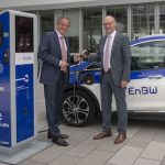 EnBW-Chef Frank Mastiaux (links) und der OEW-Vorsitzende Landrat Lothar Wölfle besiegeln einen Großauftrag für die EnBW.