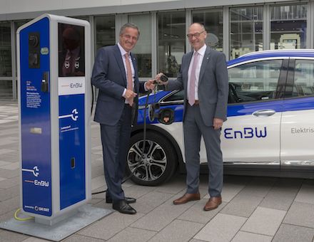 EnBW-Chef Frank Mastiaux (links) und der OEW-Vorsitzende Landrat Lothar Wölfle besiegeln einen Großauftrag für die EnBW.