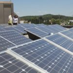 Kommunaler Klimaschutz: Photovoltaikanlage auf einem Schuldach.