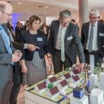 Selma Lossau von Netze BW erläutert das Pilotprojekt zur Netzintegration der E-Mobilität in Ostfildern anhand eines Modells.