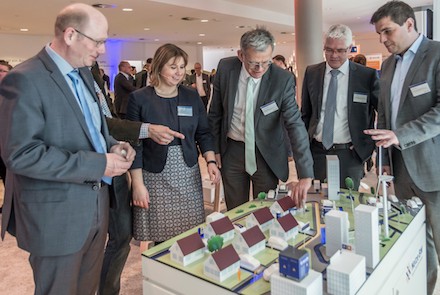 Selma Lossau von Netze BW erläutert das Pilotprojekt zur Netzintegration der E-Mobilität in Ostfildern anhand eines Modells.