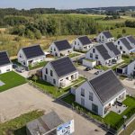 Die Gebäude der Siedlung sind jeweils mit einer Photovoltaikanlage
