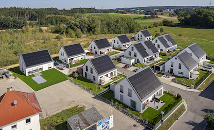 Die Gebäude der Siedlung sind jeweils mit einer Photovoltaikanlage