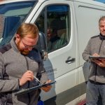 Strommonteure der Heidjers Stadtwerke dokumentieren das Tagwerk auf dem Betriebshof per Tablet über das firmeneigene WLAN.