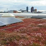 Die Photovoltaikanlage auf dem Dach erzeugt klimafreundlichen Strom für die Landesvertretung Baden-Württemberg in Berlin.