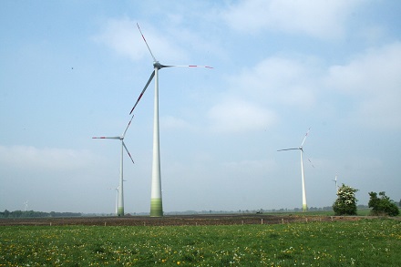Eine Studie kann keinen Zusammenhang zwischen akustischen oder seismischen Wellen und körperlichen oder psychischen Beschwerden durch Windkraftanlagen feststellen.