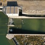 Blick auf die beiden Schächte des weltweit ersten Schachtkraftwerks in der Loisach bei Großweil