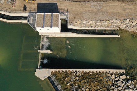 Blick auf die beiden Schächte des weltweit ersten Schachtkraftwerks in der Loisach bei Großweil