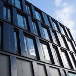 Photovoltaik an der Fassade und auf dem Dach macht die Stromversorgung von Bürogebäuden grüner.