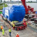 Neun BHKW-Motoren wurden mit dem Schiff nach Bremen-Hastedt geliefert und dort an Land gehievt.