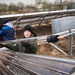 Montage der Vakuumröhren einer Freiflächen-Solarthermieanlage bei den Stadtwerken Lemgo.
