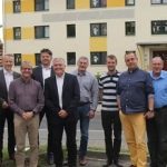 Der Olbersdorfer Bürgermeister Andreas Förster (4. v. l.) und Karsten Hummel (5. v. l.)
