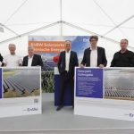 Gruppenfoto von der offiziellen Einweihung der EnBW-Solarpark Alttrebbin und Gottesgabe in Neuhardenberg.