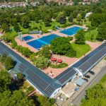810 Solarmodule auf dem Dach erzeugen nachhaltig Energie für den Betrieb der Wärmepumpe im Heidelberger Tiergartenbad.