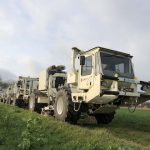 Mit einem solchen Vibro-Truck führt der Geologische Dienst im Düsseldorfer Norden seismische Messungen durch.
