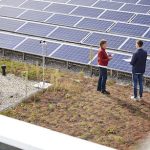 Ein gepflegtes Gespräch vor Photovoltaikanlagen
