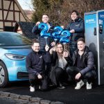 Das Team Elektromobilität der SWB weiht den 222. Ladepunkt ein.