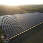Solarpark Nochten mit Blick auf das Kohlekraftwerk