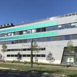 Fassaden-integrierte PV-Anlage mit grünen MorphoColor-Gläsern am Zentrum für höchsteffiziente Solarzellen des Fraunhofer ISE.