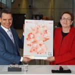 Bundesministerin Klara Geywitz und E.ON-CEO-Leonhard Birnbaum stellen die digitale Wärmekarte für Deutschland vor.
