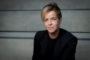 Wirtschafts- und Klimaschutzministerin Mona Neubaur: Die neue Strategie legt besonderen Wert auf eine sichere und bezahlbare Energieversorgung.