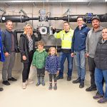 Das Bild zeigt mehrere Persinen in der Technikzentrale des Kalte-Nahwärme-Netzes in Mettingen.
