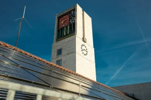 Das Bild zeigt Solarmodule auf dem Stuttgarter Rathausdach.